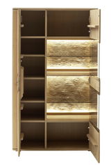 Offenes Highboard aus Holz mit mehreren Regalfächern und beleuchteten Rückwänden, frontale Ansicht.