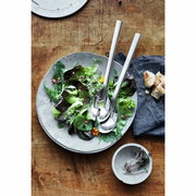 Salatbesteck NUOVA 30cm aus Edelstahl, auf einem Salatteller mit frischem Salat, von oben fotografiert.