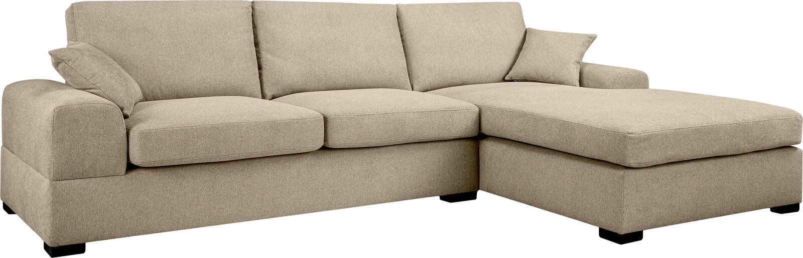 MID.YOU Hoekbank VEDA Beiges Stoff-Ecksofa mit rechter Ottomane/Longchair, breiten Armlehnen, drei Rückenkissen und zwei Zierkissen, freigestellt auf weißem Hintergrund, Ansicht schräg von vorne.