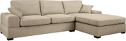 Beiges Stoff-Ecksofa mit rechter Ottomane/Longchair, breiten Armlehnen, drei Rückenkissen und zwei Zierkissen, freigestellt auf weißem Hintergrund, Ansicht schräg von vorne.
