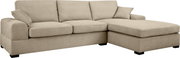 Beiges Stoff-Ecksofa mit rechter Ottomane/Longchair, breiten Armlehnen, drei Rückenkissen und zwei Zierkissen, freigestellt auf weißem Hintergrund, Ansicht schräg von vorne.