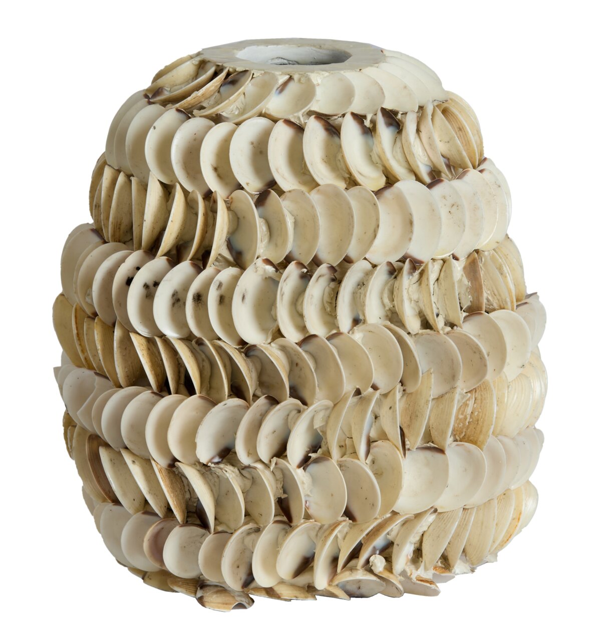 Vase mit schuppenartiger Struktur aus Muscheln, seitliche Perspektive