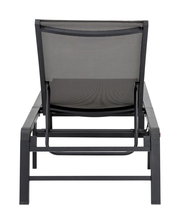 Rückansicht einer modernen Gartenliege mit schwarzem Metallrahmen und Netzbespannung.