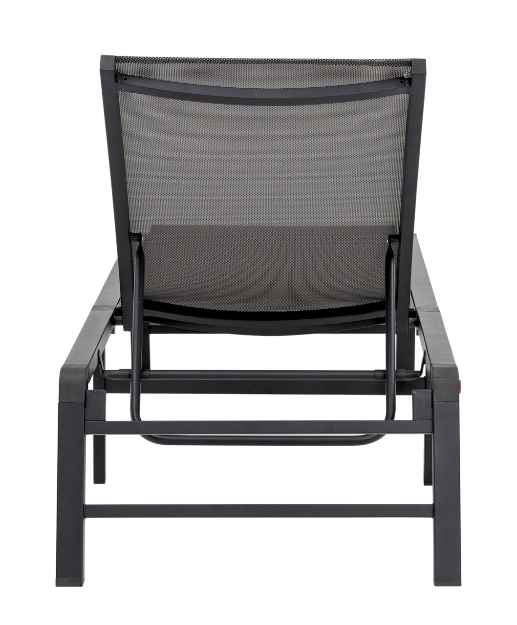 Achterkant van een moderne tuinstoel met een zwart metalen frame en een gaasbekleding.