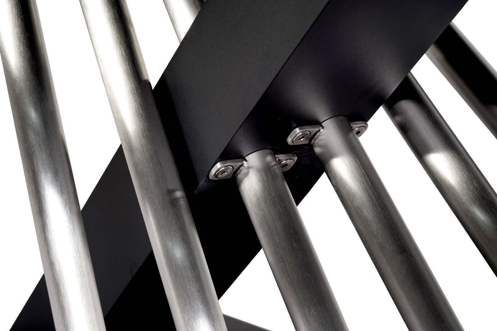 Detailaufnahme aus der Untersicht auf gebürstete Edelstahlrohre mit verschraubten Halterungen an schwarzen Metallplatten