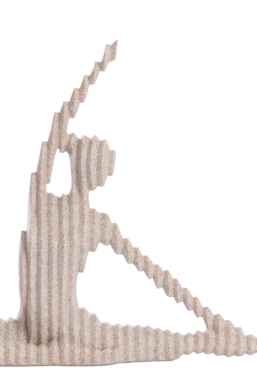 Abstracte, golvende sculptuur van zandkleurig materiaal, zijaanzicht