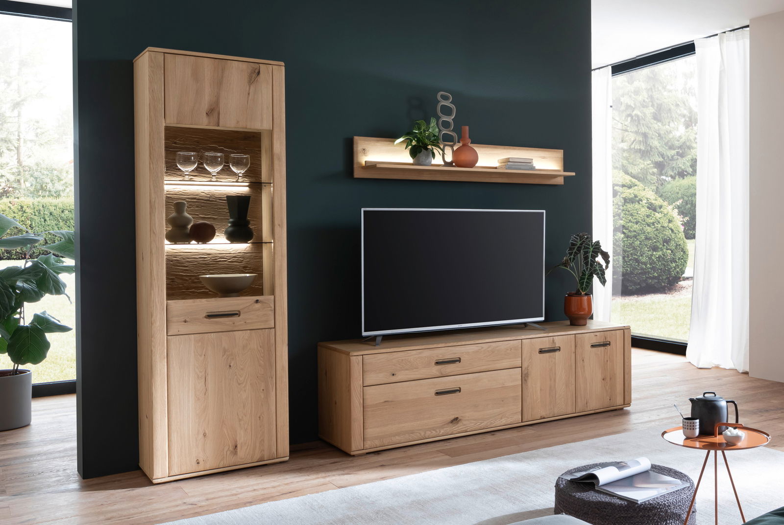 Moderne Wandkombination aus Holz mit Vitrine, TV-Schrank und Wandregal, seitliche Perspektive
