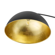 Nahaufnahme einer Stehleuchte mit schwarzem Außenschirm und goldener Innenseite, von unten betrachtet.