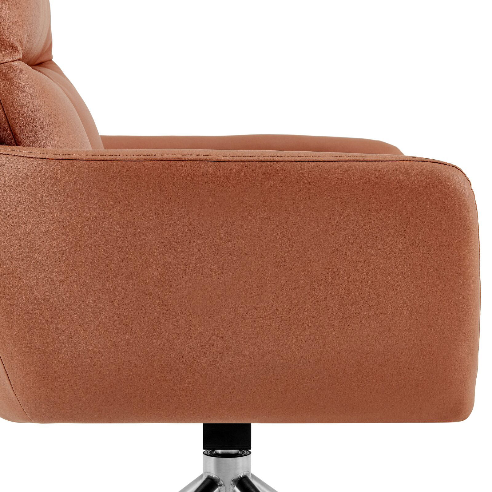 Seitenansicht eines braunen Armlehnstuhls mit Metallfuß