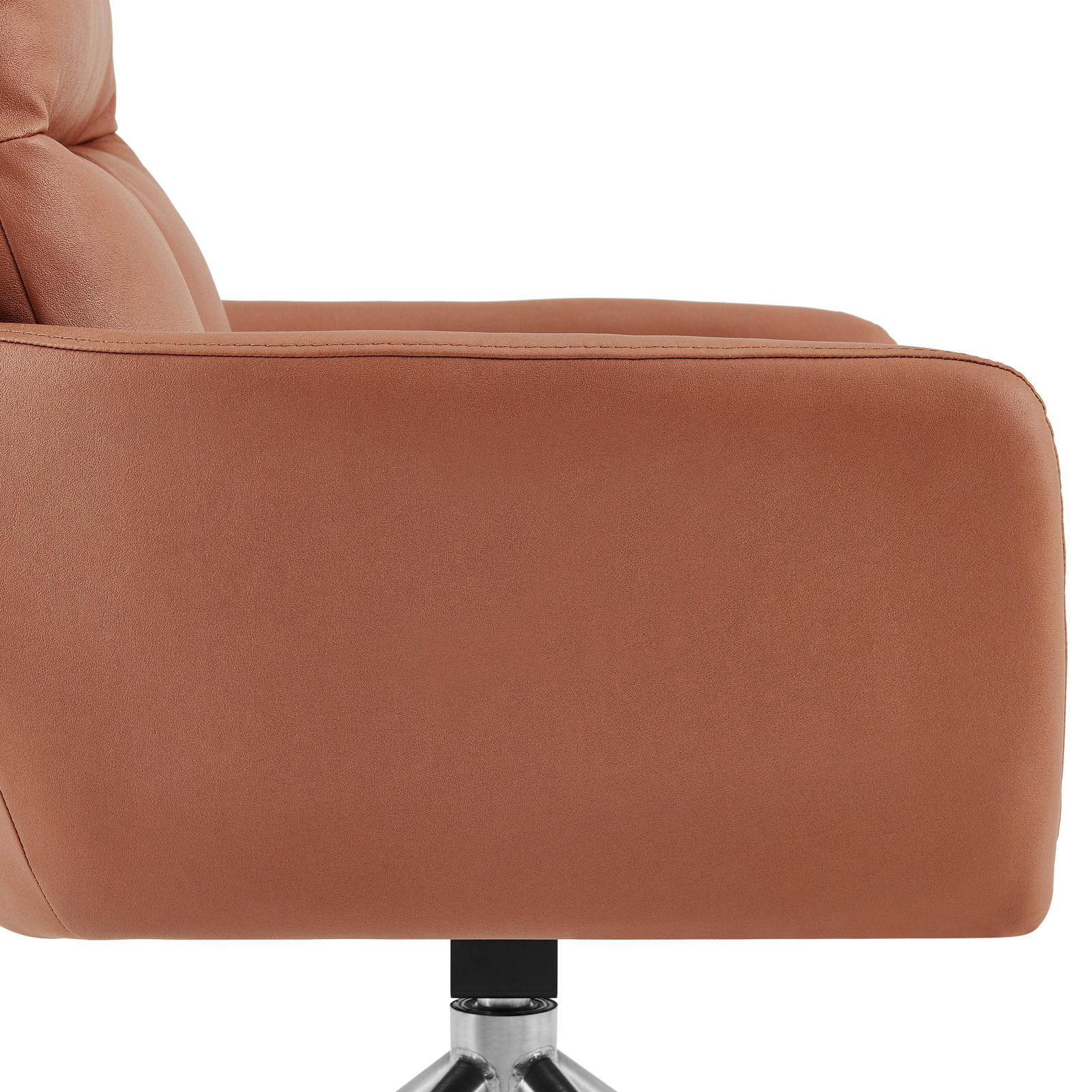 Seitenansicht eines braunen Armlehnstuhls mit Metallfuß