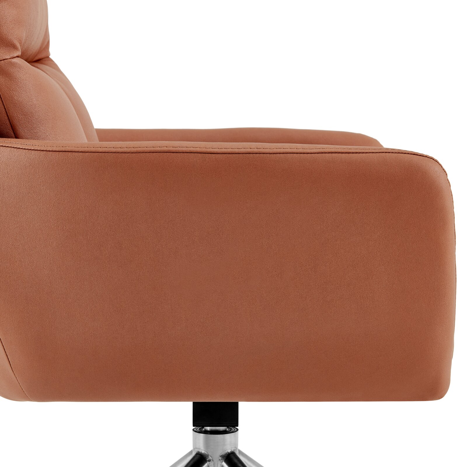 Zijaanzicht van een bruine fauteuil met metalen onderstel