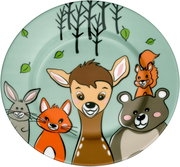 Teller mit Waldtieren, darunter ein Reh, ein Fuchs, ein Hase, ein Bär und ein Eichhörnchen, aus der Vorderansicht.