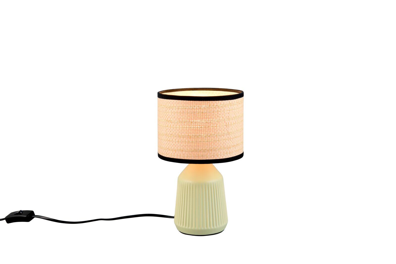 Beige Tischlampe mit zylindrischem, gewebtem Lampenschirm mit schwarzem Rand und geriffeltem Fuß, mit Kabel und Schalter, freigestellt auf weißem Hintergrund, Frontansicht.