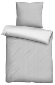 Bettwäsche-Set in Weiß, bestehend aus einem Kissenbezug und einem Bettdeckenbezug, aus der Vogelperspektive fotografiert.