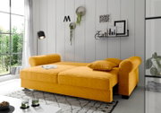 Gelbes Funktionssofa in einem modernen Wohnzimmer, seitliche Perspektive, mit Kissen und dekorativen Elementen an der Wand.