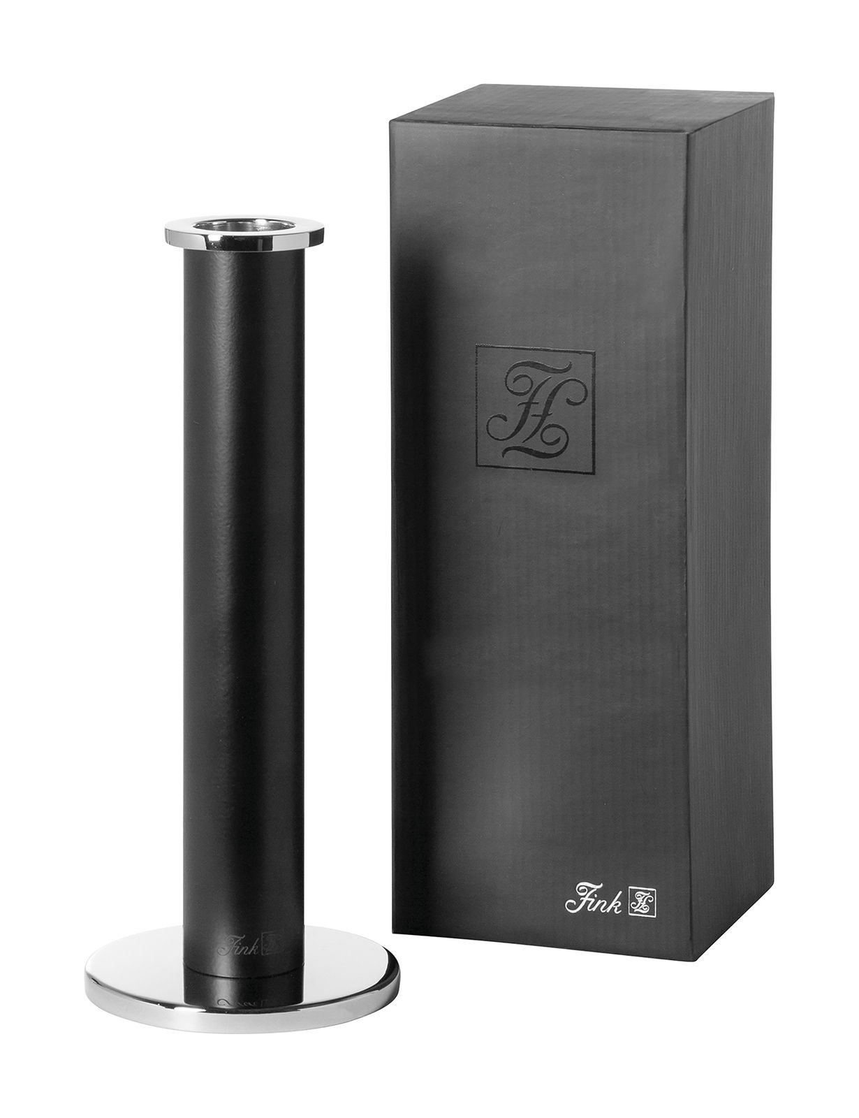 Schwarzer Leuchter STRATO mit glänzender Basis und Oberseite, neben einer eleganten schwarzen Verpackung, Frontalansicht.