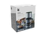 Verpackung der WMF STELIO Aroma Kaffeemaschine, seitliche Perspektive, zeigt die Kaffeemaschine mit Glaskanne und Edelstahl-Design.