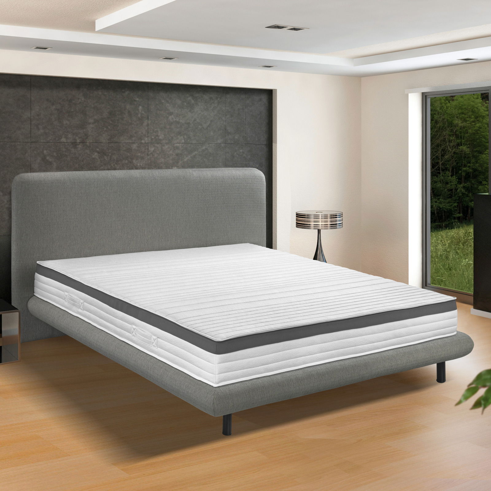 Kaltschaummatratze H3 auf einem modernen grauen Bettgestell in einem stilvollen Schlafzimmer, seitliche Perspektive