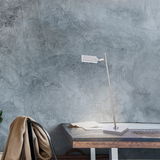 Moderne Tischleuchte PURE-MIRA auf einem Holztisch, seitliche Perspektive