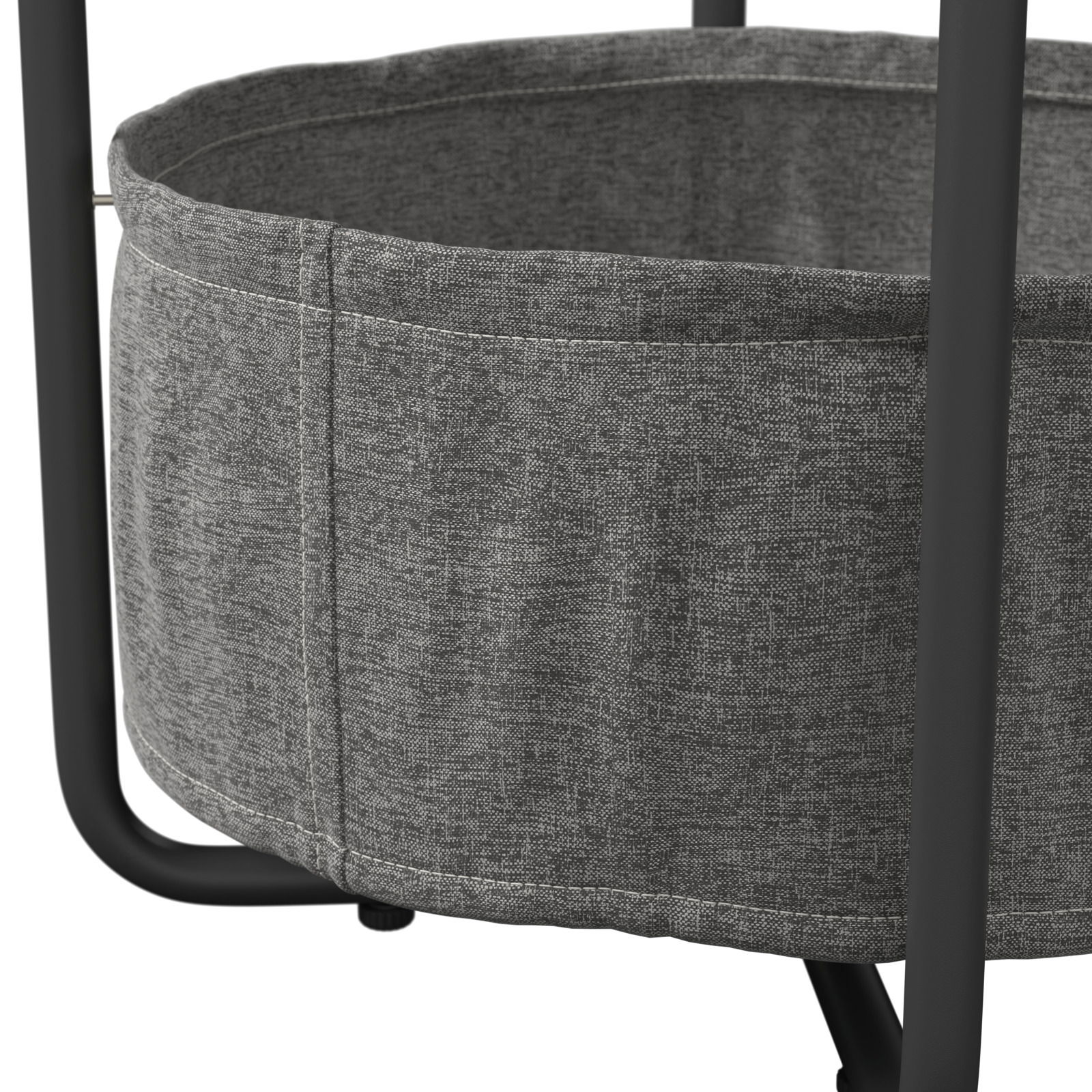 Nahaufnahme eines grauen Beistelltisches mit Stoffkorb und schwarzen Metallbeinen, seitliche Perspektive.