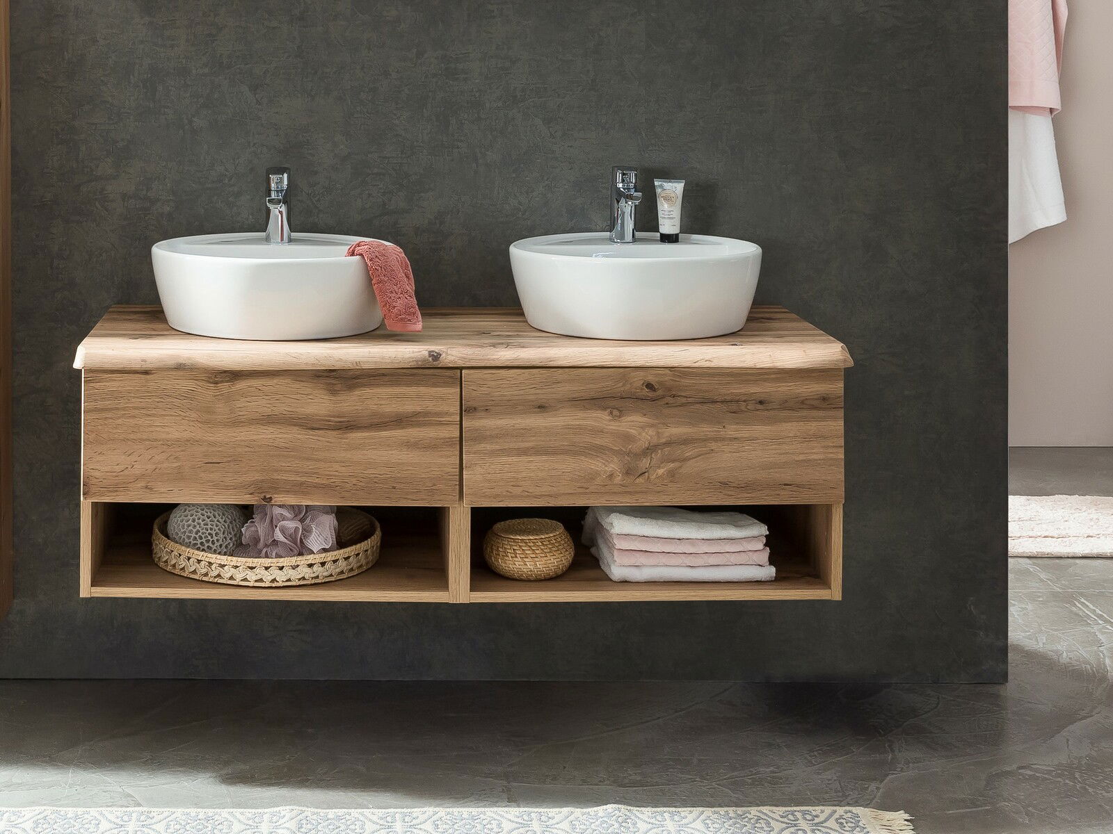 Moderner Waschtisch-Set mit zwei runden Waschbecken auf einer Holzplatte, frontal fotografiert.