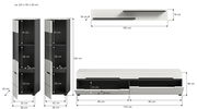 Bemaßte Produktansicht eines modernen Wohnzimmersets in Weiß/Schwarz: zwei hohe Vitrinenschränke mit Glastür und Schubladen, ein niedriges TV-Lowboard mit zwei Schubladen sowie ein Wandboard; dargestellt in Frontansicht mit Maßangaben.
