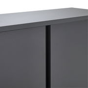 Nahaufnahme eines modernen, grauen Schuhschranks mit glatter Oberfläche und klaren Linien, seitliche Perspektive