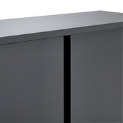 Nahaufnahme eines modernen, grauen Schuhschranks mit glatter Oberfläche und klaren Linien, seitliche Perspektive