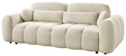 Beiges, gepolstertes 3-Sitzer-Sofa mit weichem Bouclé-Bezug, abgerundeten Armlehnen und Kissen, in Frontansicht leicht schräg von vorn auf weißem Hintergrund