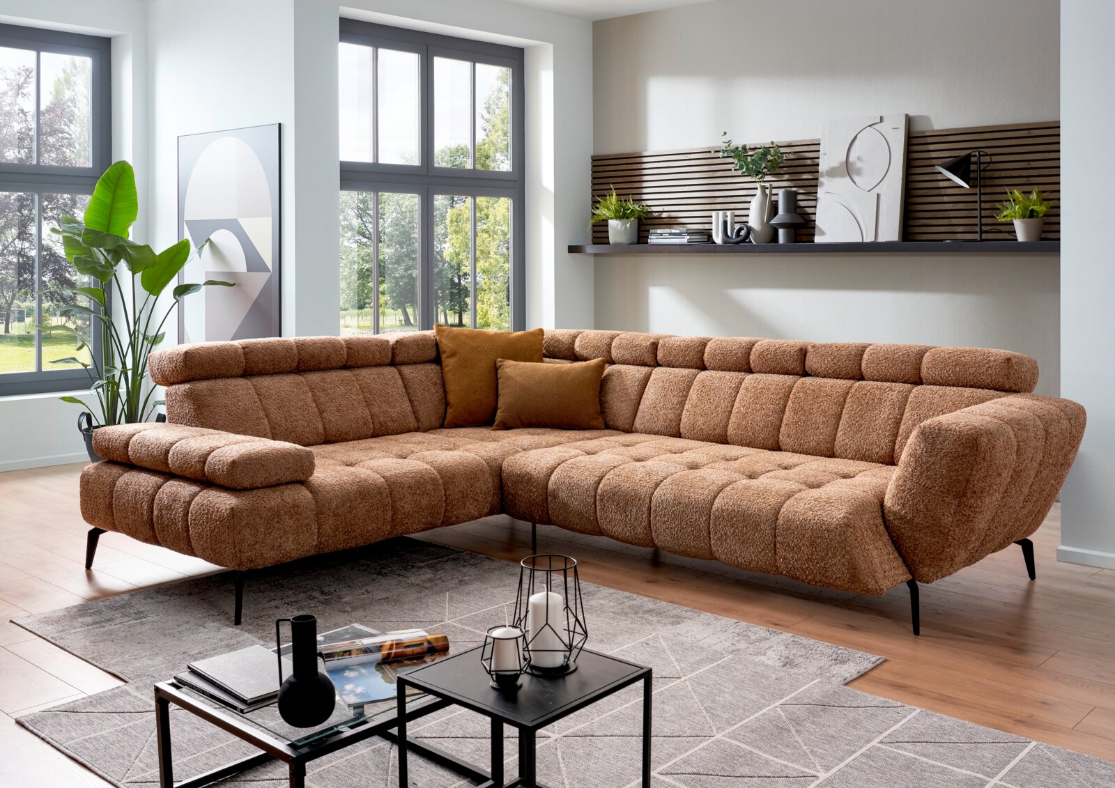 Bruin teddybouclé hoekbank met chaise longue en doorgestikte zittingen in moderne woonkamer, frontaal schuin van voren gefotografeerd