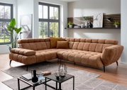 Bruin teddybouclé hoekbank met chaise longue en doorgestikte zittingen in moderne woonkamer, frontaal schuin van voren gefotografeerd