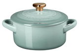 Mini-Cocotte 10cm in der Farbe Seasalt mit Herzform, seitliche Perspektive, mit goldfarbenem Knauf