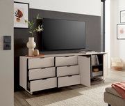 Modernes weißes TV-Lowboard/Sideboard mit sechs Schubladen und offenem Regal, eine Tür und mehrere Schubladen geöffnet, mit Fernseher darüber; Perspektive: frontale Ansicht leicht von links.