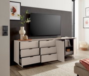 Modernes weißes TV-Lowboard/Sideboard mit sechs Schubladen und offenem Regal, eine Tür und mehrere Schubladen geöffnet, mit Fernseher darüber; Perspektive: frontale Ansicht leicht von links.