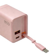 Roségoldenes USB-Ladegerät mit integriertem ausziehbarem USB-C-Kabel sowie USB-A- und USB-C-Anschluss, schräg von vorne in Nahaufnahme auf weißem Hintergrund