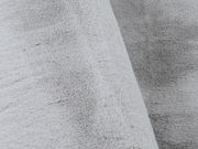 Nahaufnahme eines grauen Fellteppichs mit weicher Textur