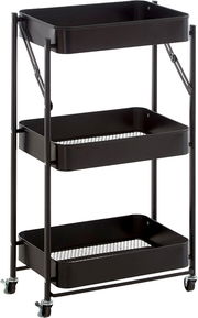 Schwarzer, rollbarer Servierwagen mit drei Ablagekörben aus Metall und Lenkrollen, freigestellt auf weißem Hintergrund, Ansicht schräg von vorne