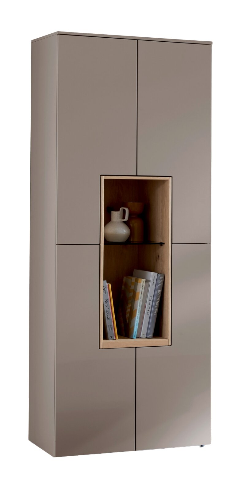 Hoge moderne opbergkast in taupe met vier deuren en een centraal open vak met houtlook en glazen plank, gefotografeerd in licht schuin vooraanzicht