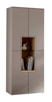 Hoge moderne opbergkast in taupe met vier deuren en een centraal open vak met houtlook en glazen plank, gefotografeerd in licht schuin vooraanzicht