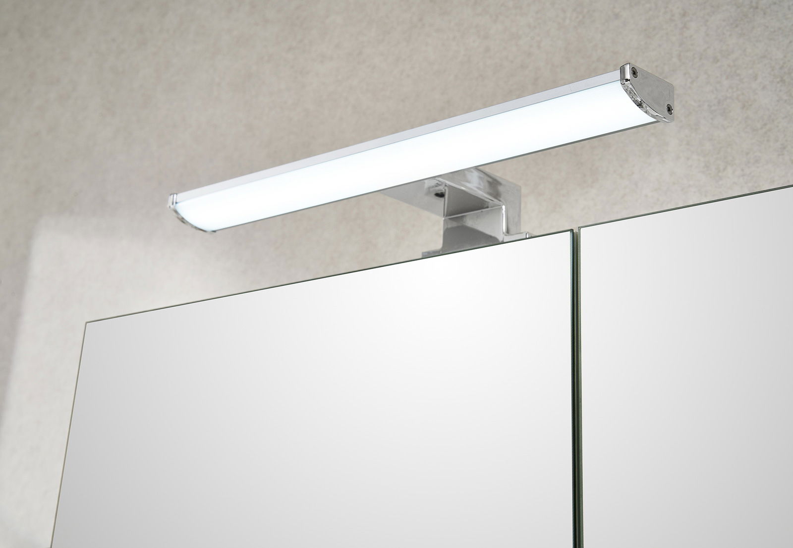 Nahaufnahme eines Spiegelschranks mit integrierter LED-Leuchte von oben betrachtet.