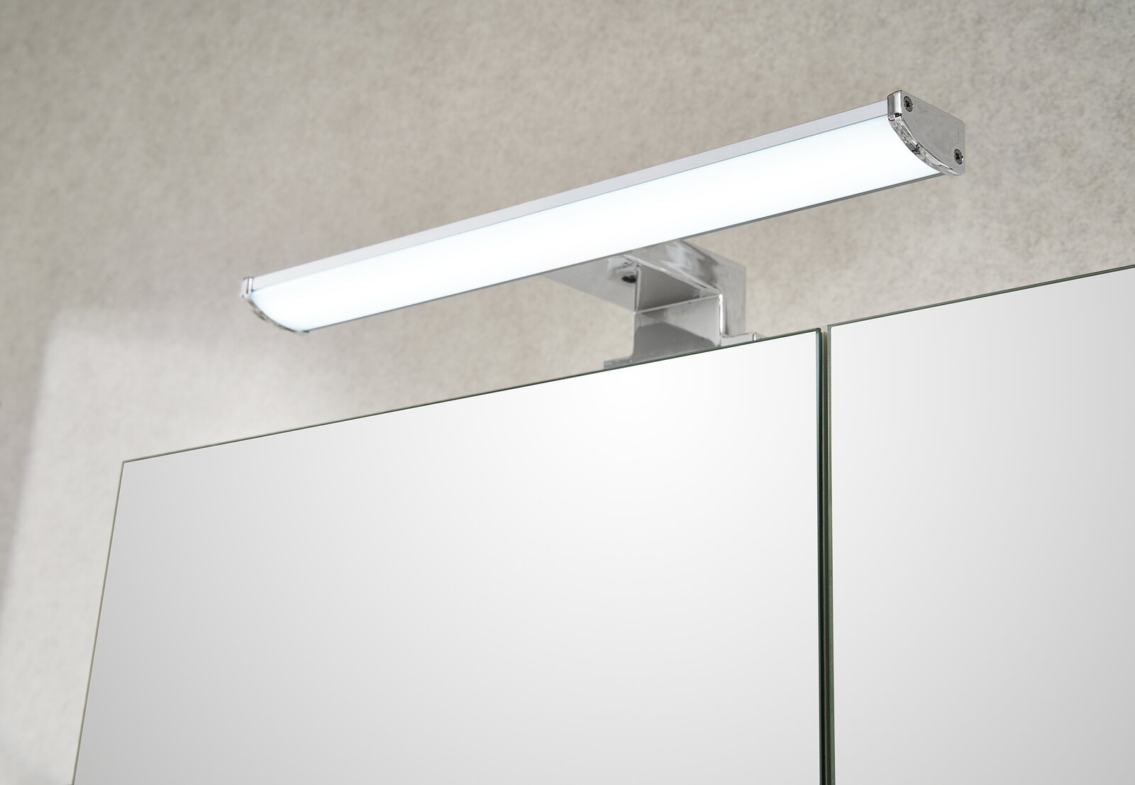Nahaufnahme eines Spiegelschranks mit integrierter LED-Leuchte von oben betrachtet.