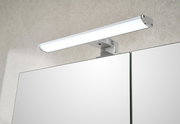 Nahaufnahme eines Spiegelschranks mit integrierter LED-Leuchte von oben betrachtet.