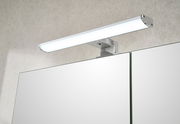 Nahaufnahme eines Spiegelschranks mit integrierter LED-Leuchte von oben betrachtet.