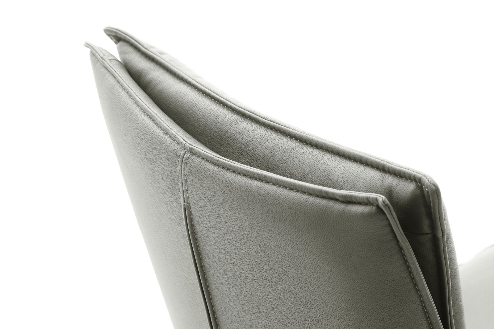 Detailansicht der Rückenlehne eines grauen Stuhls aus Leder mit sichtbaren Nähten.
