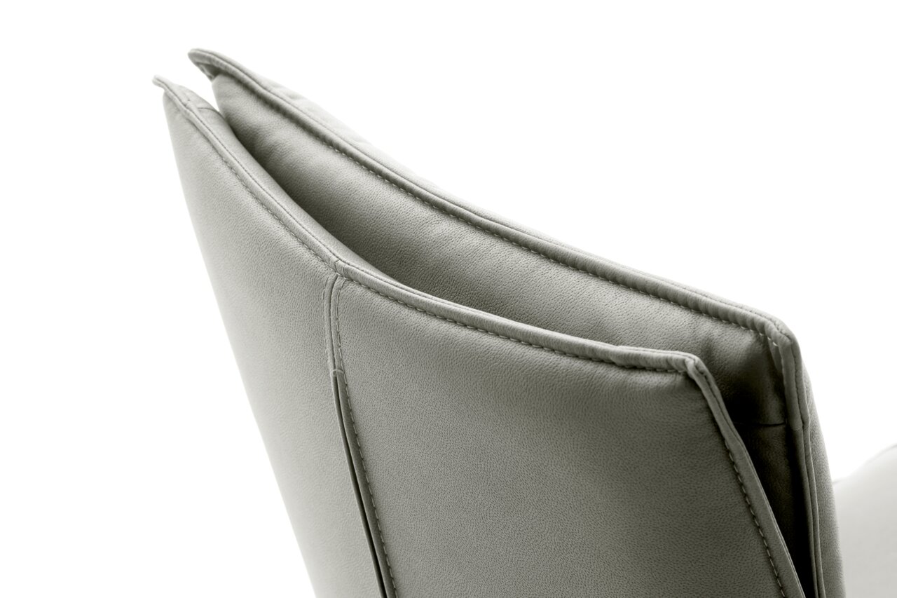 Detailansicht der Rückenlehne eines grauen Stuhls aus Leder mit sichtbaren Nähten.