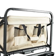 Rückansicht eines elektrischen Bollerwagens Falko mit beige Stofftaschen und schwarzem Metallrahmen.