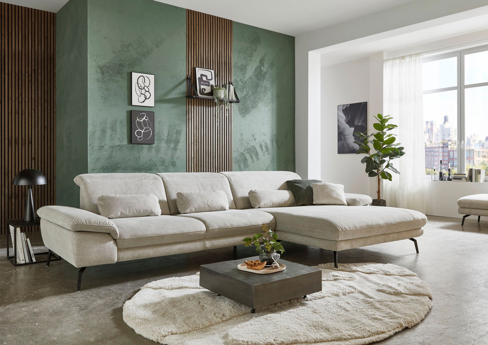 Moderne Longchairkombination EMILI in einem stilvollen Wohnzimmer, seitliche Perspektive.