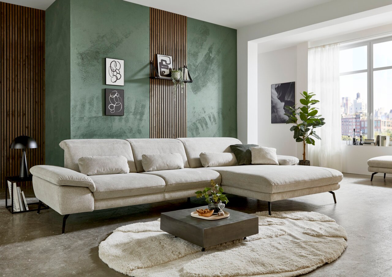 Moderne Longchairkombination EMILI in einem stilvollen Wohnzimmer, seitliche Perspektive.