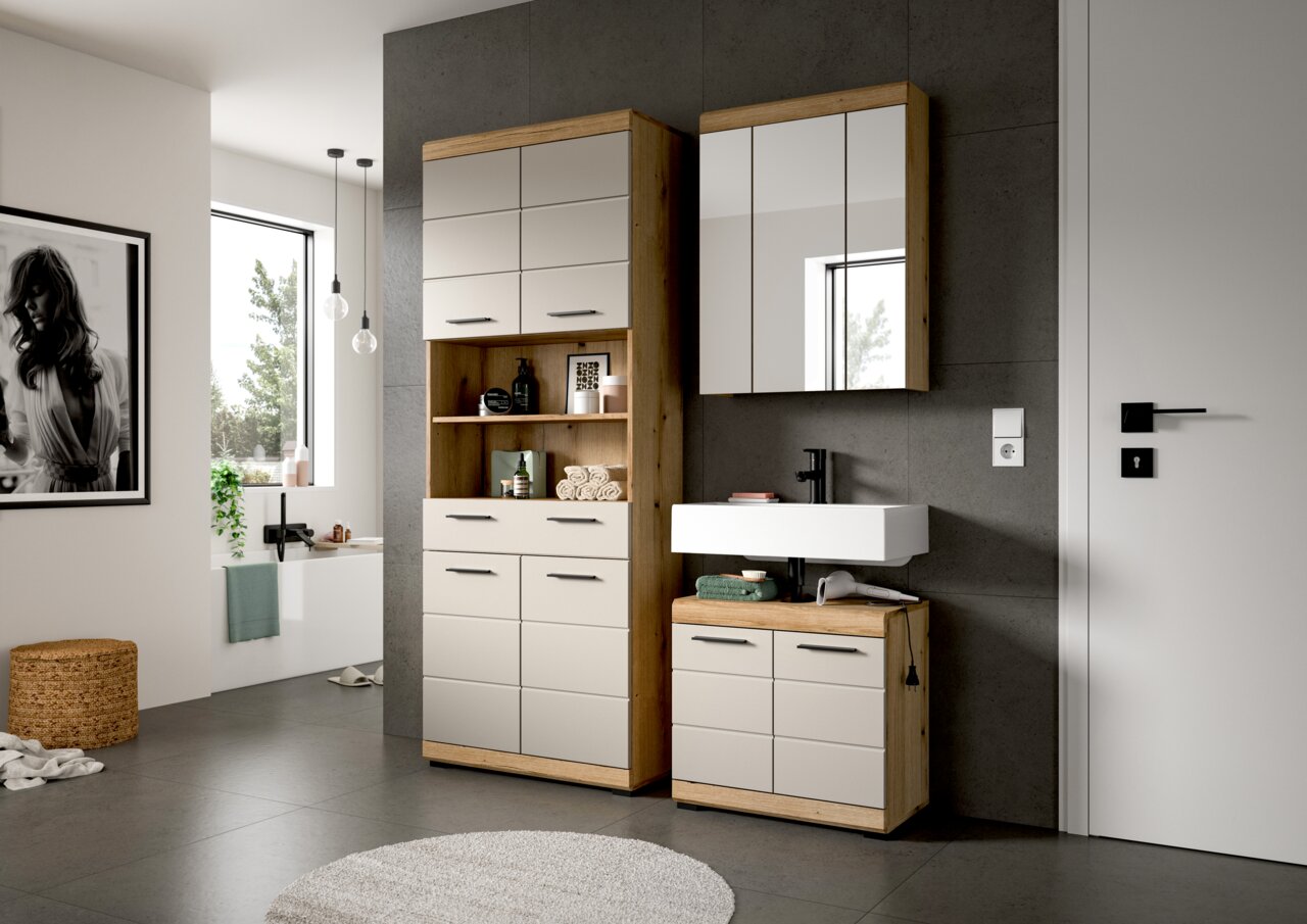 Modernes Badezimmermöbel-Set in Holzoptik und Weiß mit Hochschrank, Waschtischunterschrank, Aufsatzwaschbecken und Spiegelschrank vor grauer Wandfliese, frontal aus leicht seitlicher Perspektive aufgenommen
