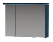 Spiegelschrank mit drei verspiegelten Türen, blauem Korpus und grauer Deckplatte, Frontansicht (leicht von oben) auf weißem Hintergrund